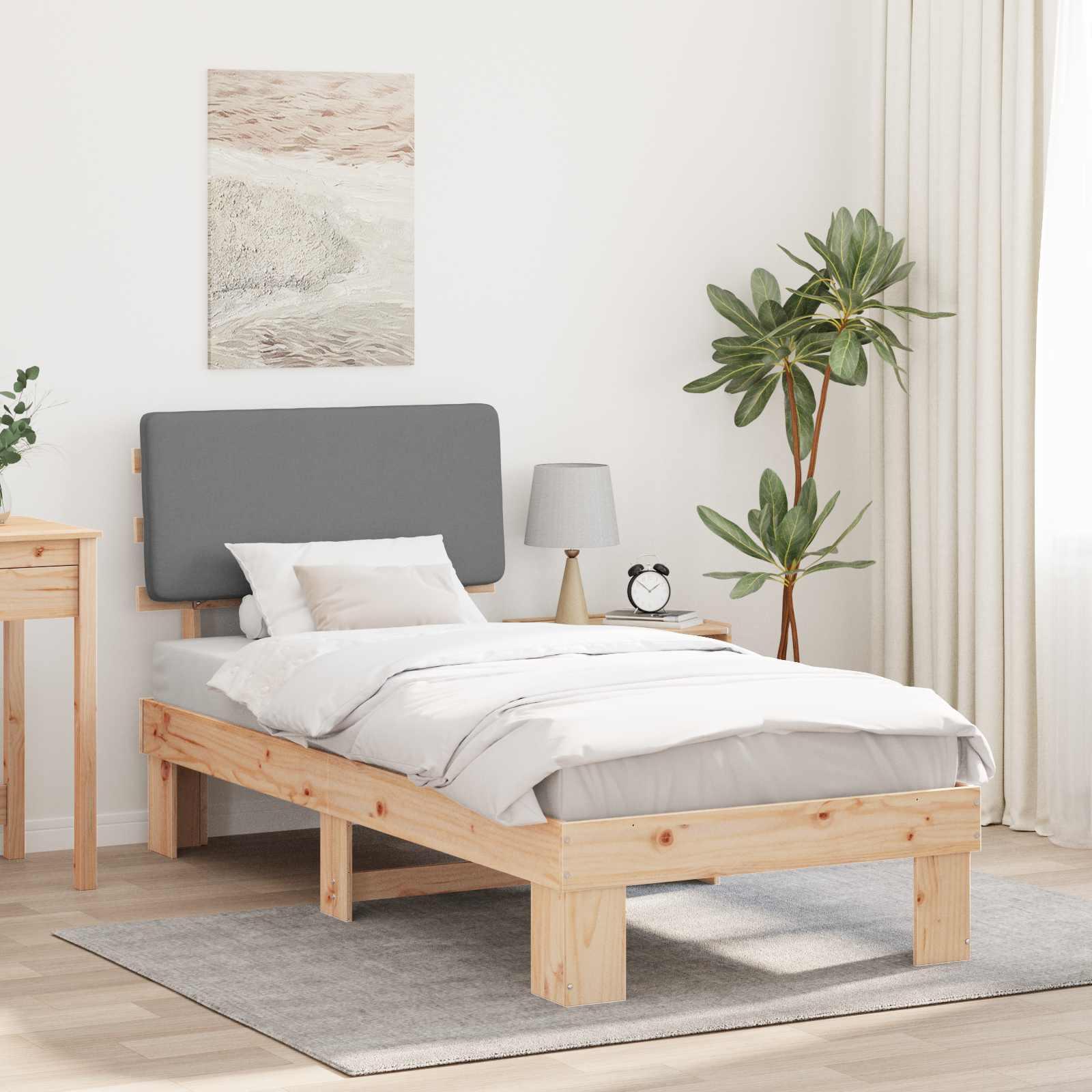 Sengestel i fyrretræ med polstret hovedgavl - lysegrå 90 x 190 cm