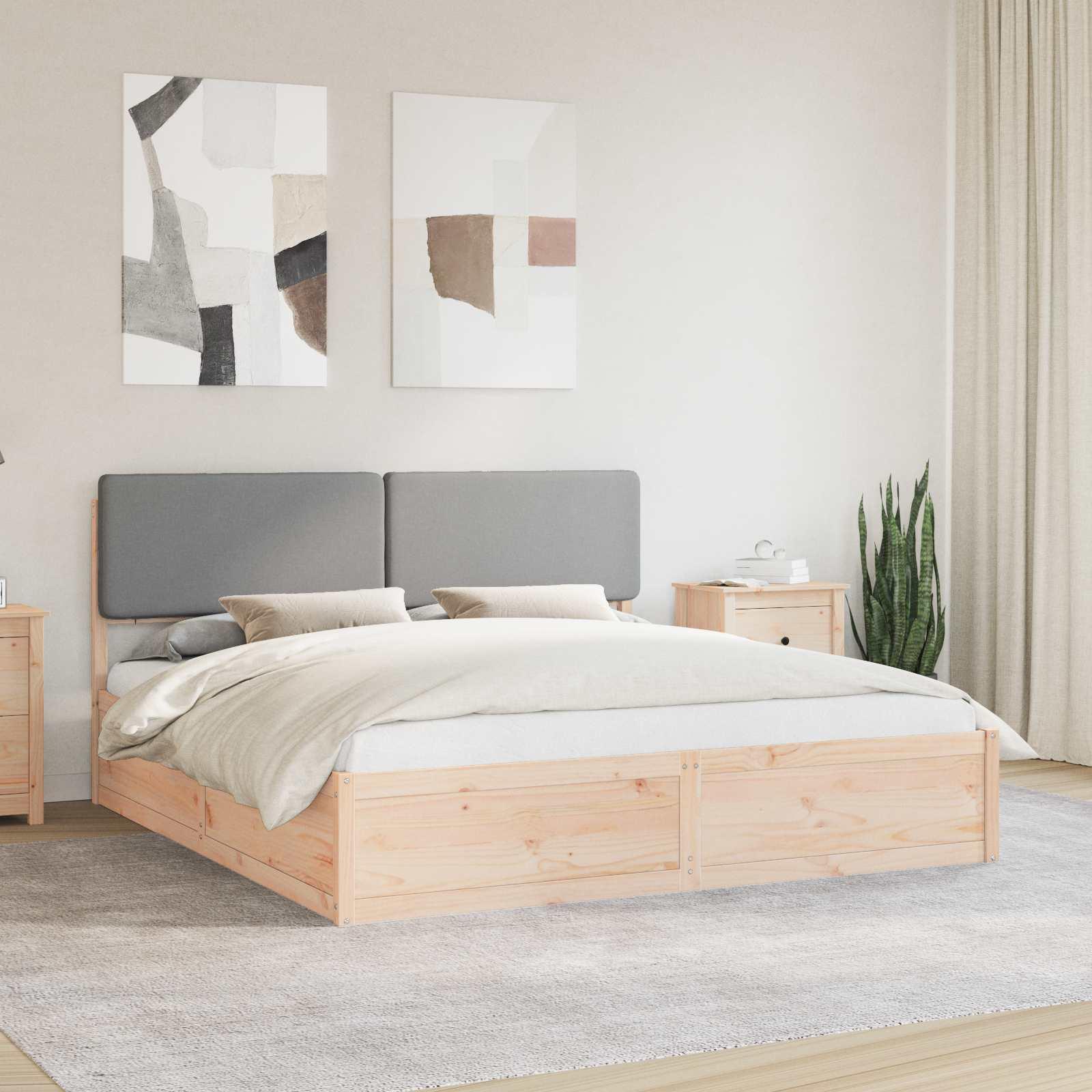 Sengestel i massivt fyr med polstret hovedgavl - lysegrå 180 x 200 cm