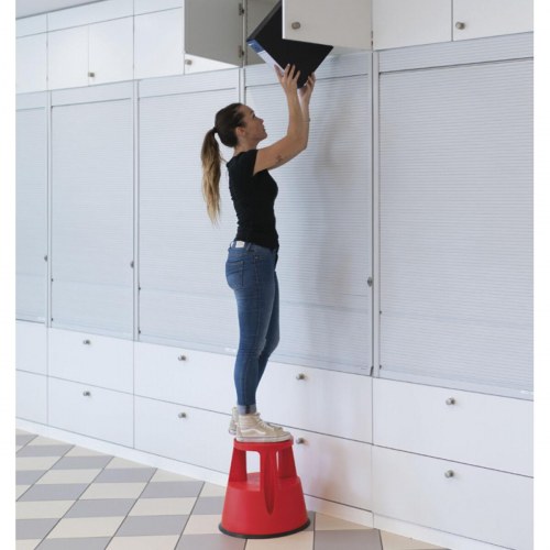 Skammel med hjul GIERRE - rød plast, 41 cm