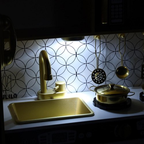 Legekøkken i træ til børn med køleskab – guld