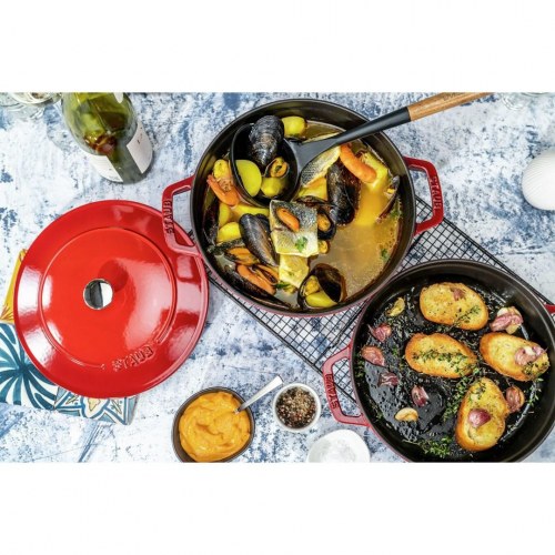 Gryde i støbejern med låg - ZWILLING Staub La Cocotte, rund 24 cm, rød