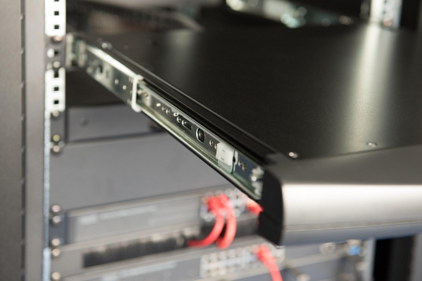 KVM-console 17" med skærm - DIGITUS, 8-port VGA, US-tastatur billede