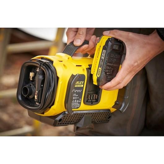 Stanley FATMAX 18V genopladelig kompressor SFMCE520B billede