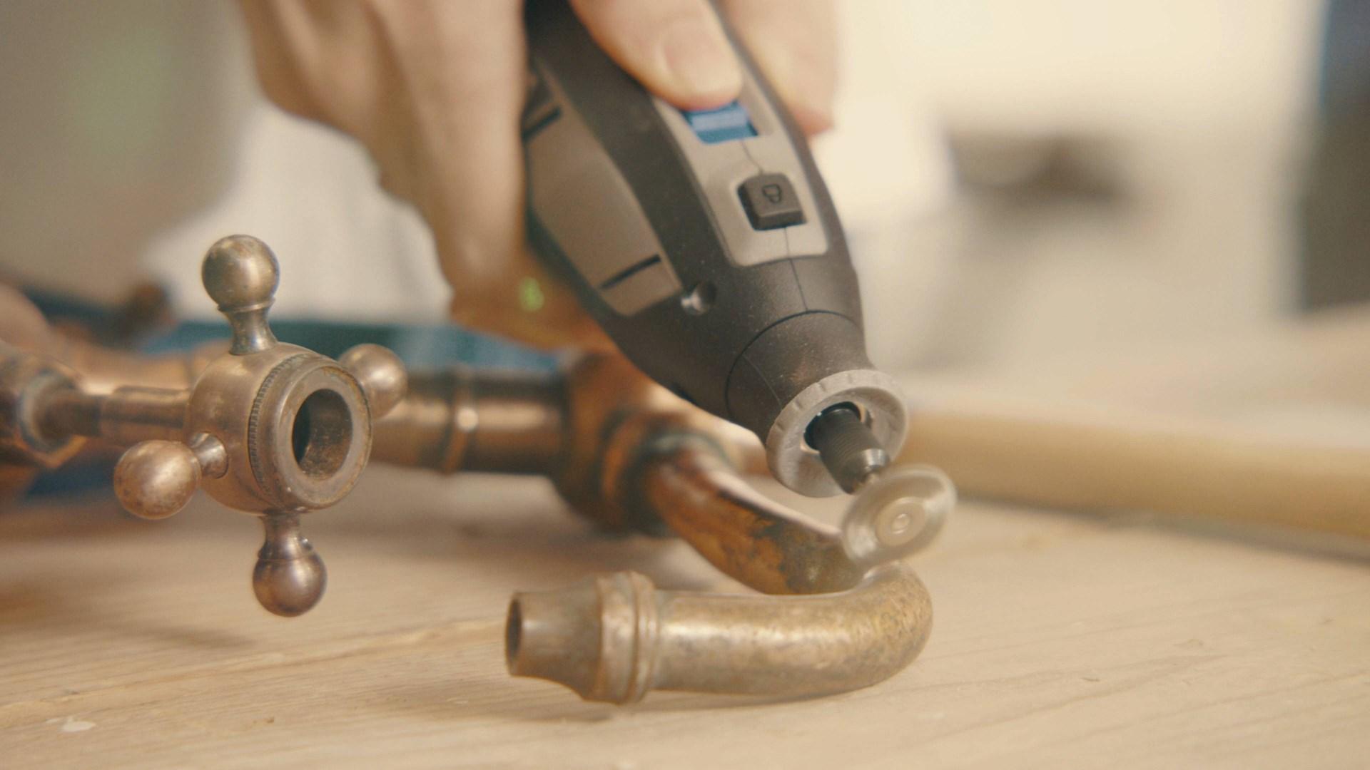 Dremel 8240 multiværktøj - batteridrevet vinkelsliber/multisliper billede