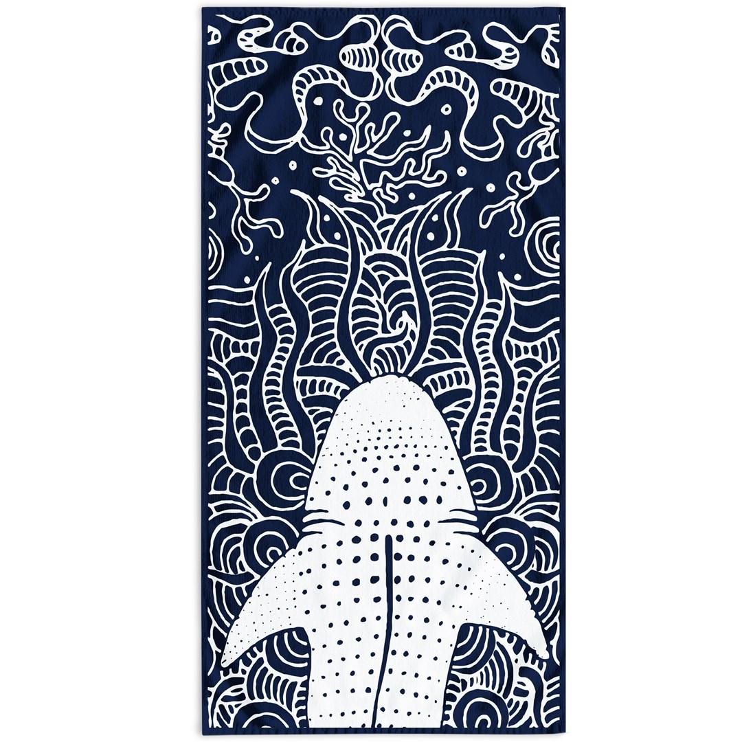 DecoKing SHARK badehåndklæde 90×180 cm - blå/hvid, velour forside & frotté bagside