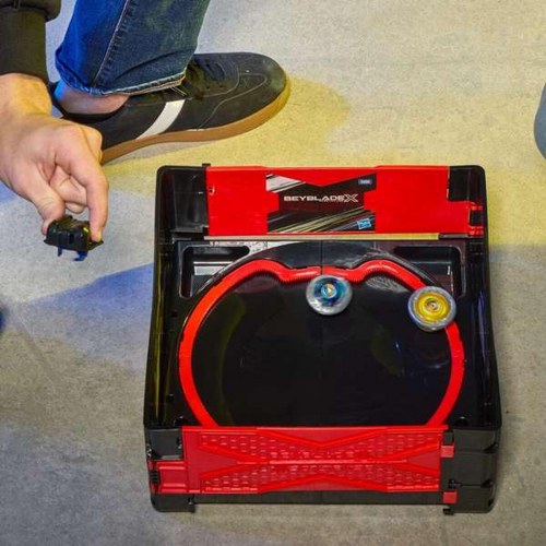 Beyblade X Clash & Carry Arena - rød/sort battle-sæt