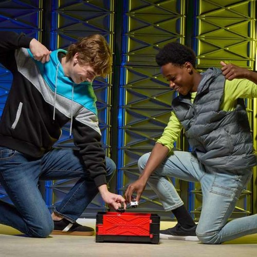 Beyblade X Clash & Carry Arena - rød/sort battle-sæt