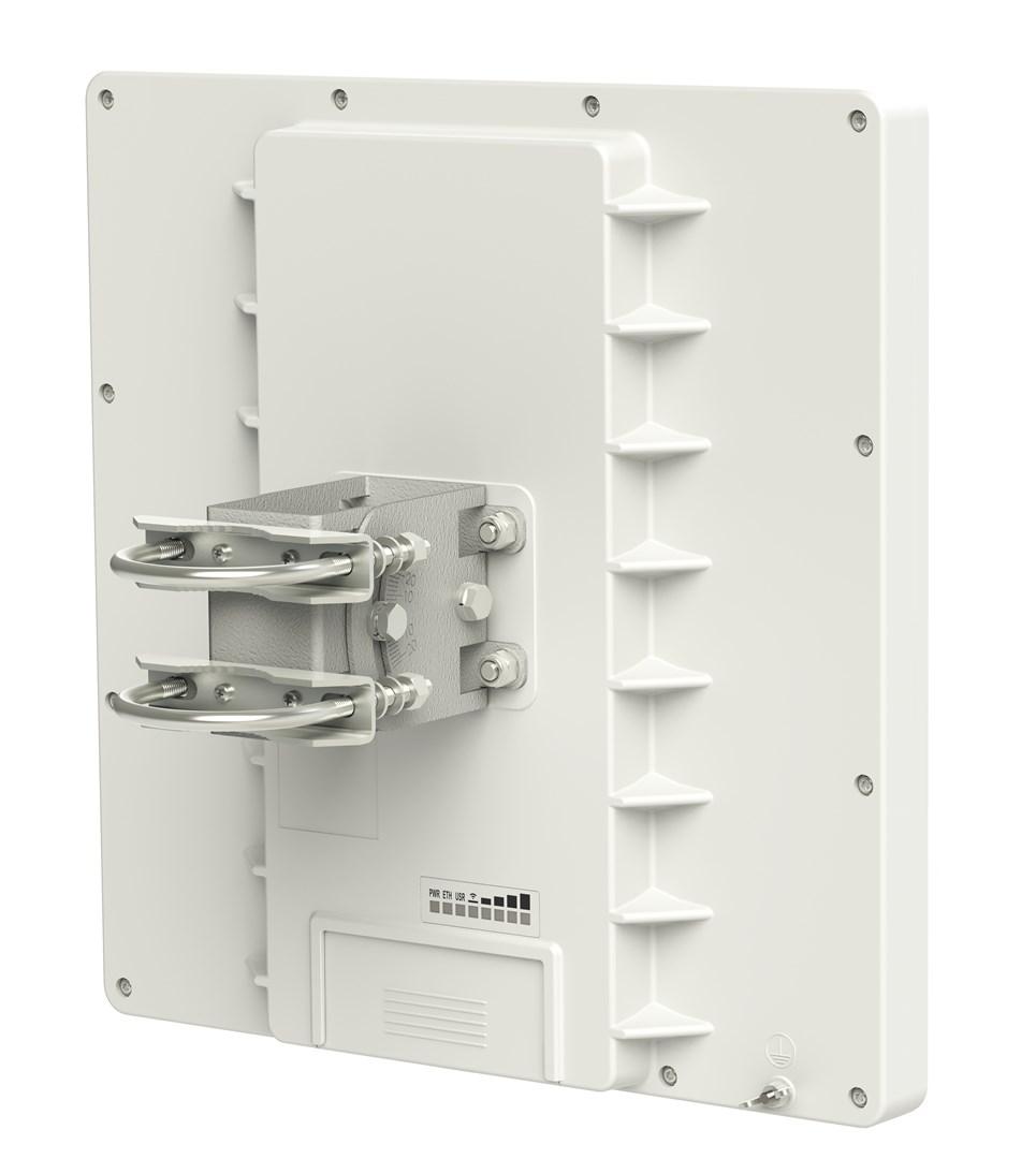 MikroTik QRT 5 - hvid udendørs PoE-router med integreret 5 GHz-antenne