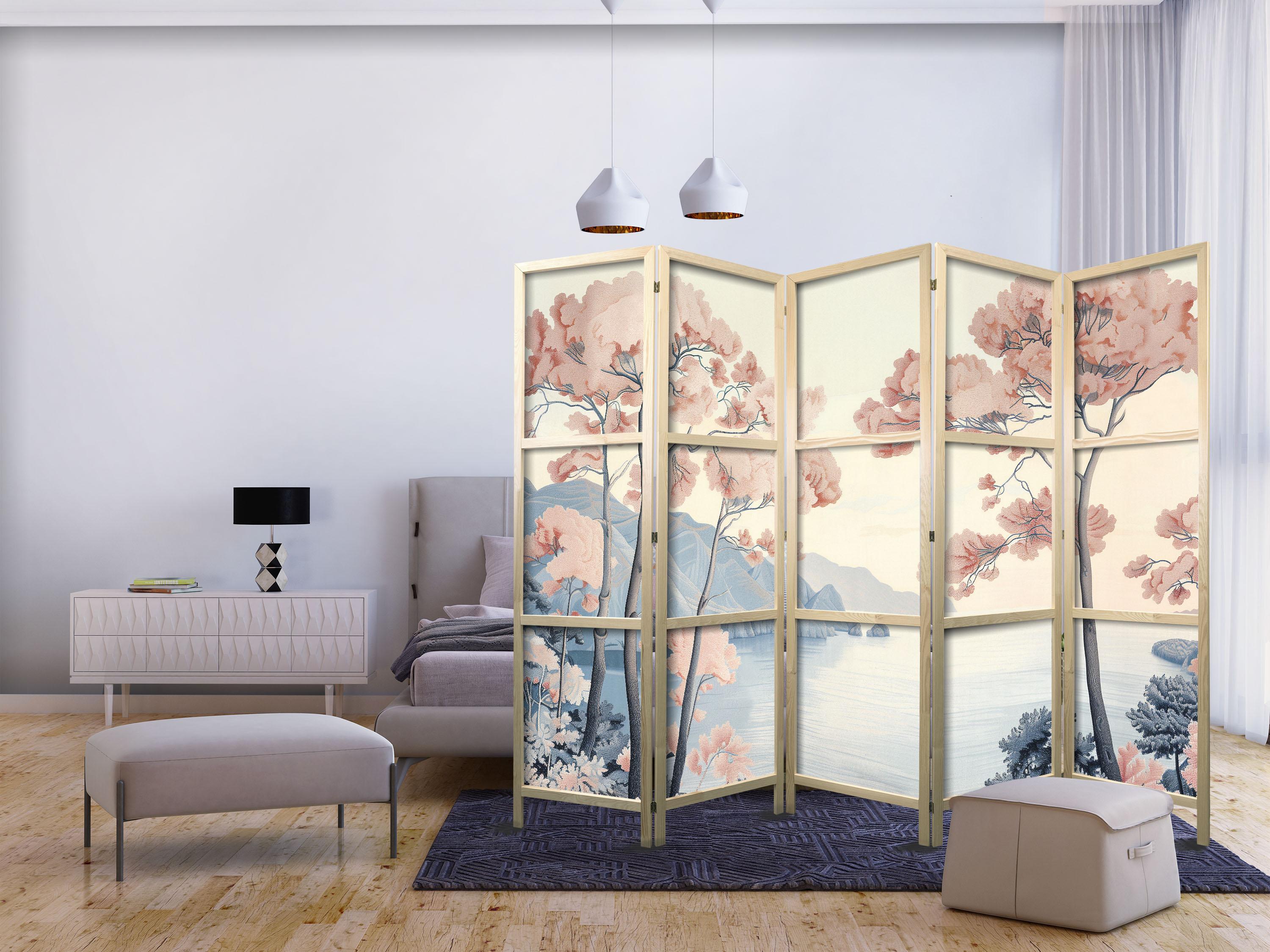 Japansk skærmvæg med landskab, havklipper og træer i sarte rosa nuancer 225 x 172 cm