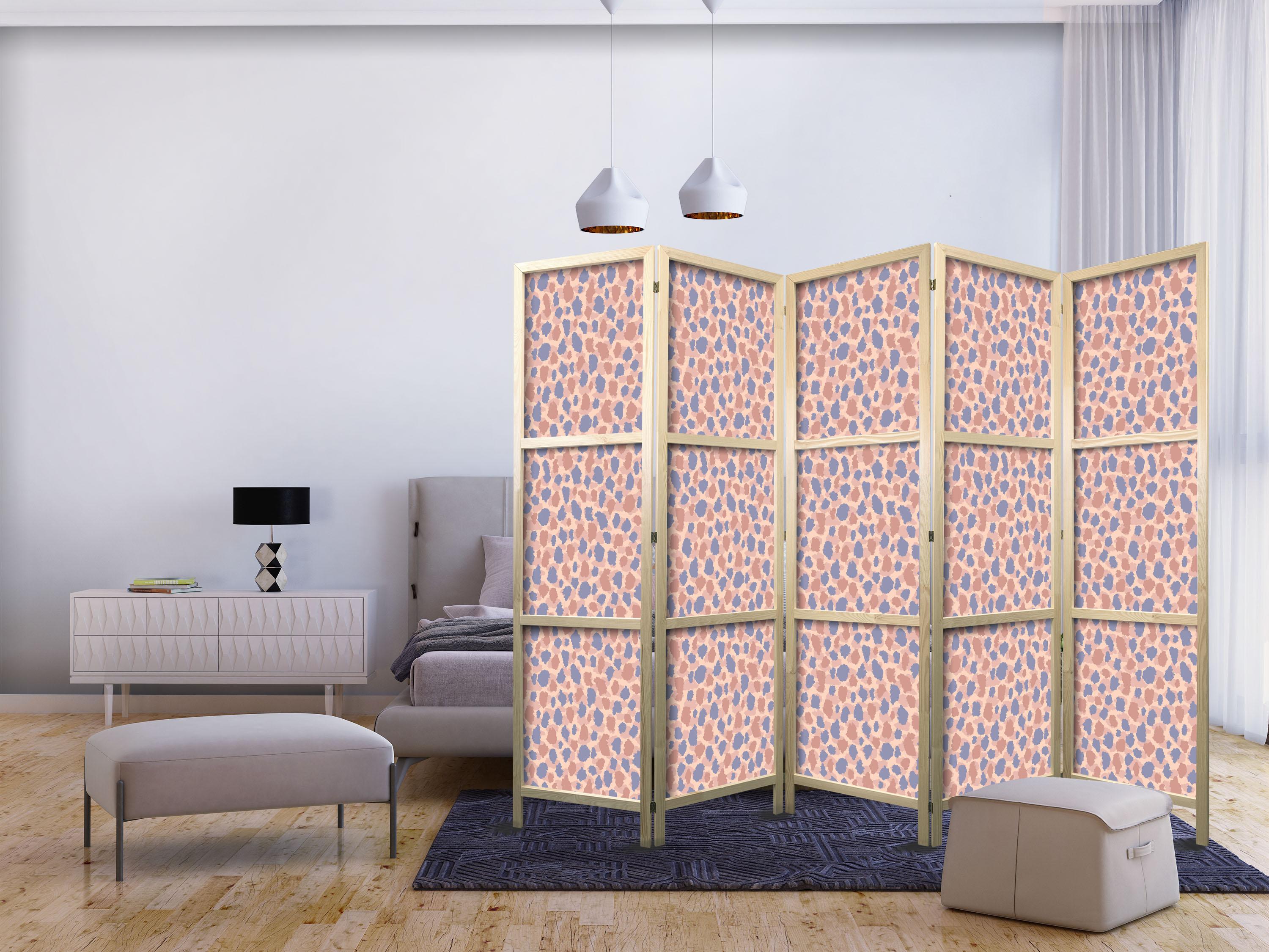 Japansk skærmvæg med girafmønster i blå og rosa - 5 paneler, 225 x 172 cm