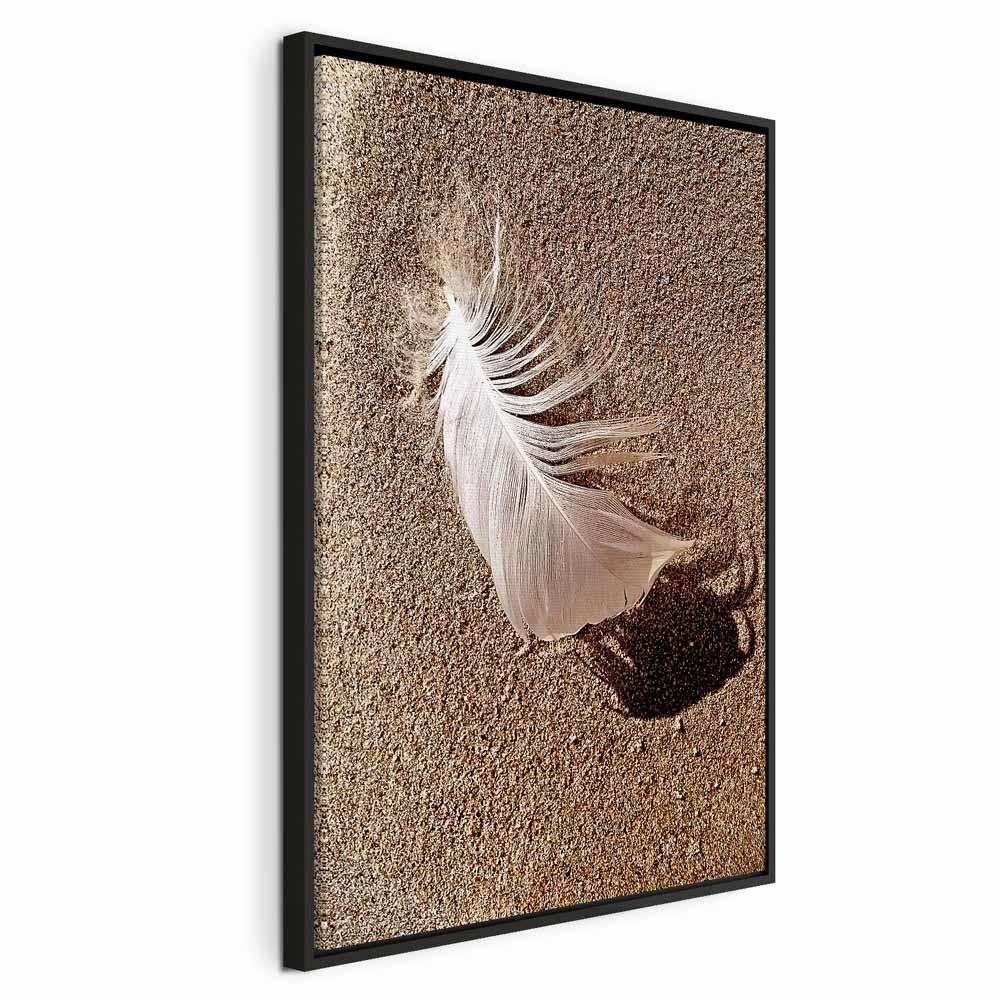 Lærredsbillede Fjer på sand 1-delt lodret - 40 x 60 cm - I en sort træramme