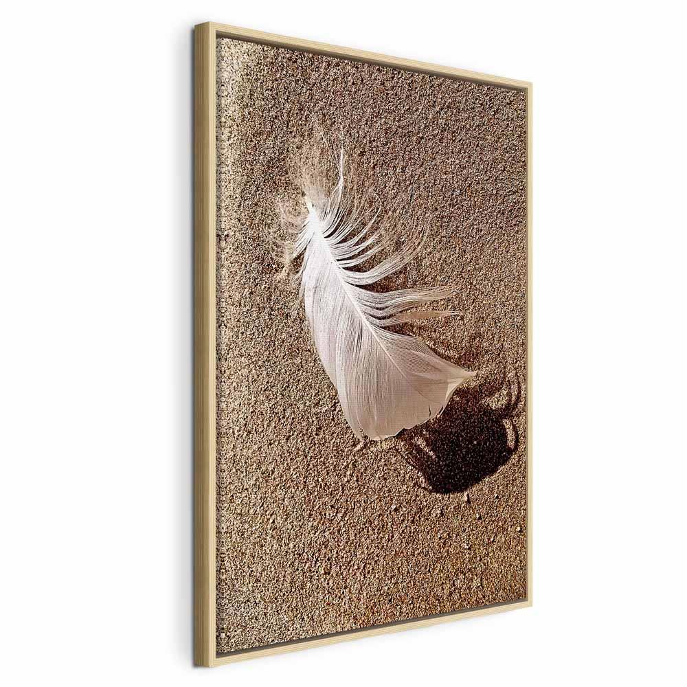 Lærredsbillede Fjer på sand 1-delt lodret - 40 x 60 cm - I en naturlig træramme