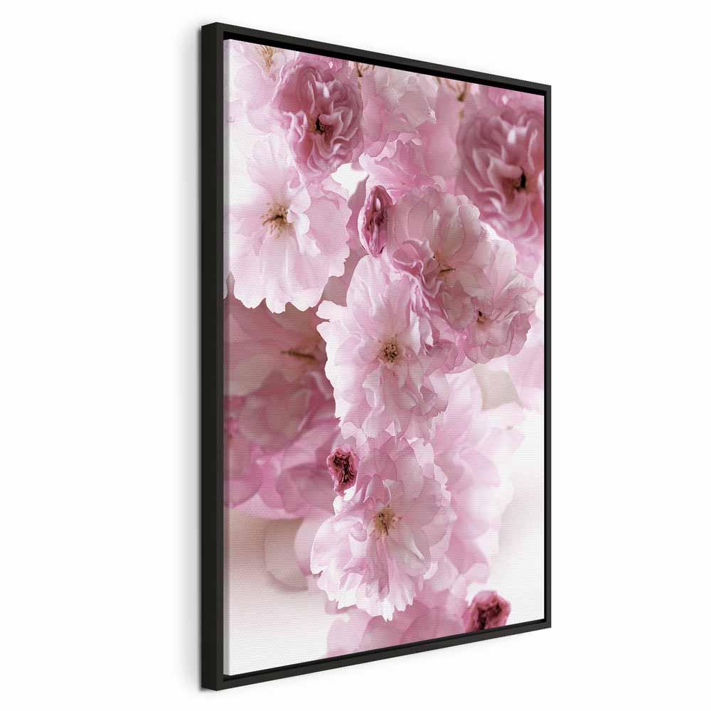 Lærredsbillede Flowery Glamour 1-delt - blomsterblade i rosa nuancer - 40 x 60 cm - I en sort træramme