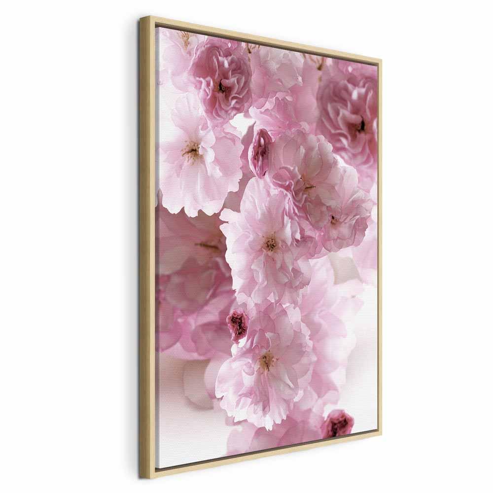 Lærredsbillede Flowery Glamour 1-delt - blomsterblade i rosa nuancer - 40 x 60 cm - I en naturlig træramme