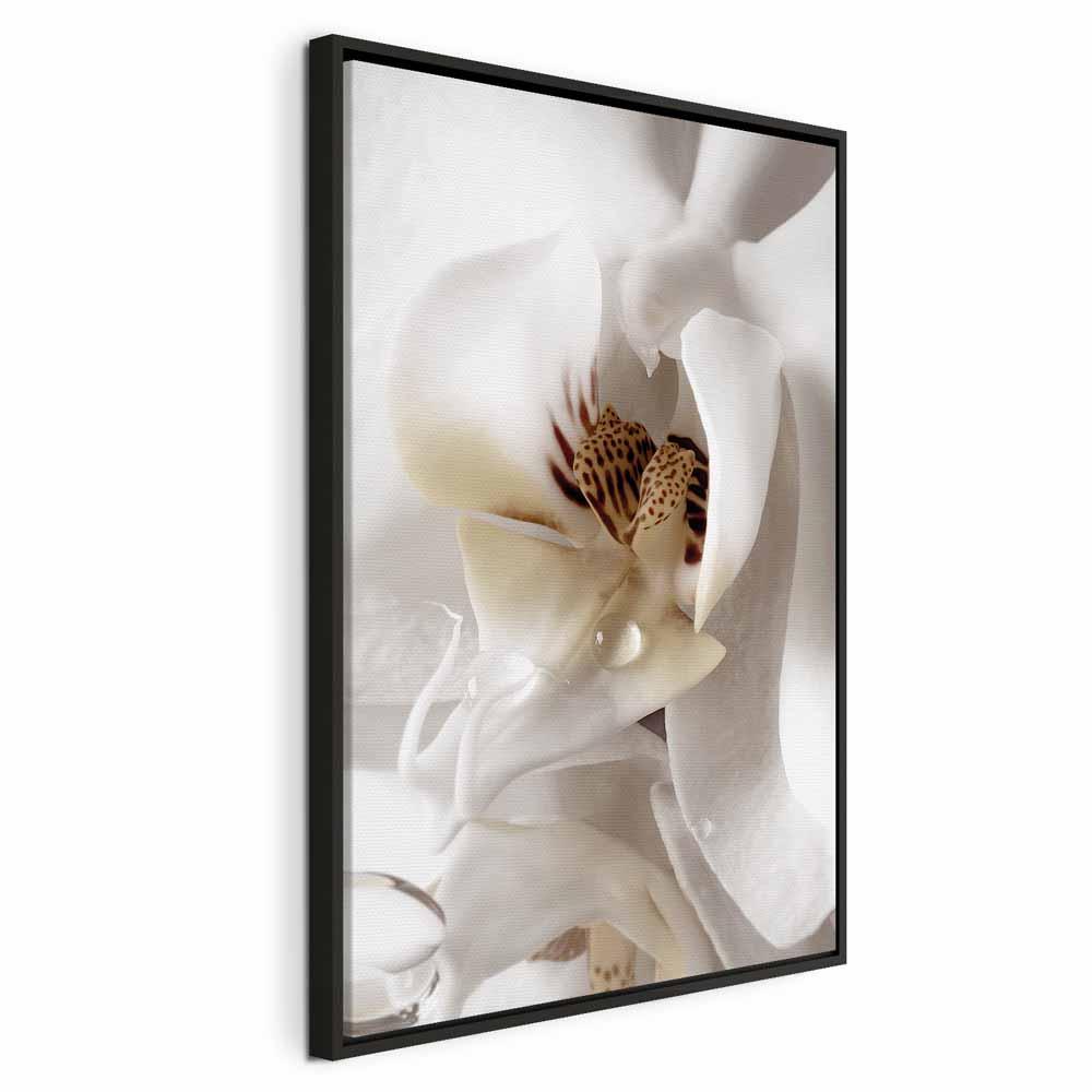 Billede på lærred med blomstermotiv - En dråbe af drømme lodret - 40 x 60 cm - I en sort træramme