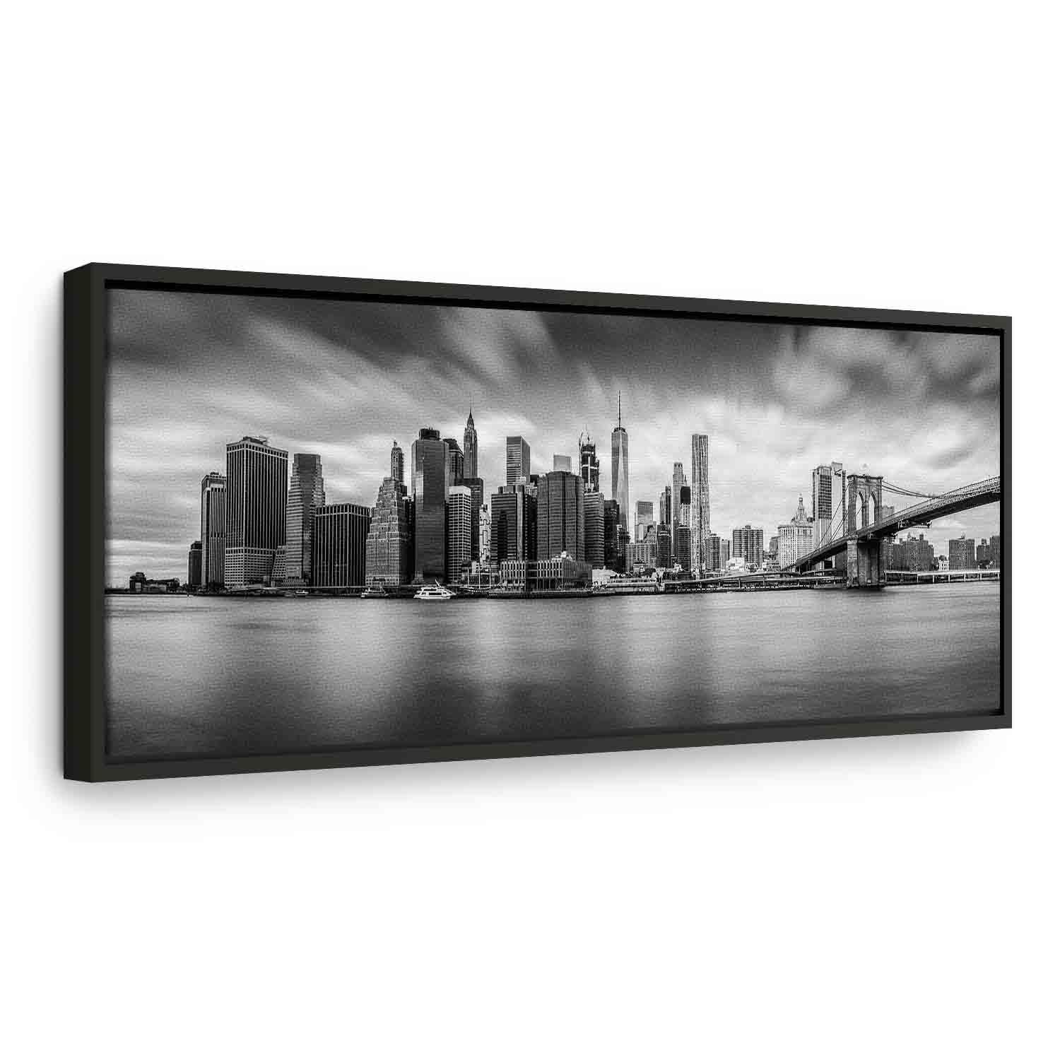 Lærredsbillede New York Stylish City - panorama med Manhattan - 120 x 40 cm - I en sort træramme