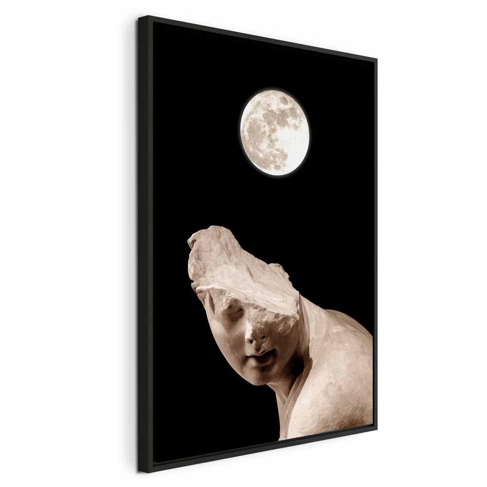 Lærredsbillede - Måne og Statue - 1-delt lodret vægkunst - 40 x 60 cm - I en sort træramme