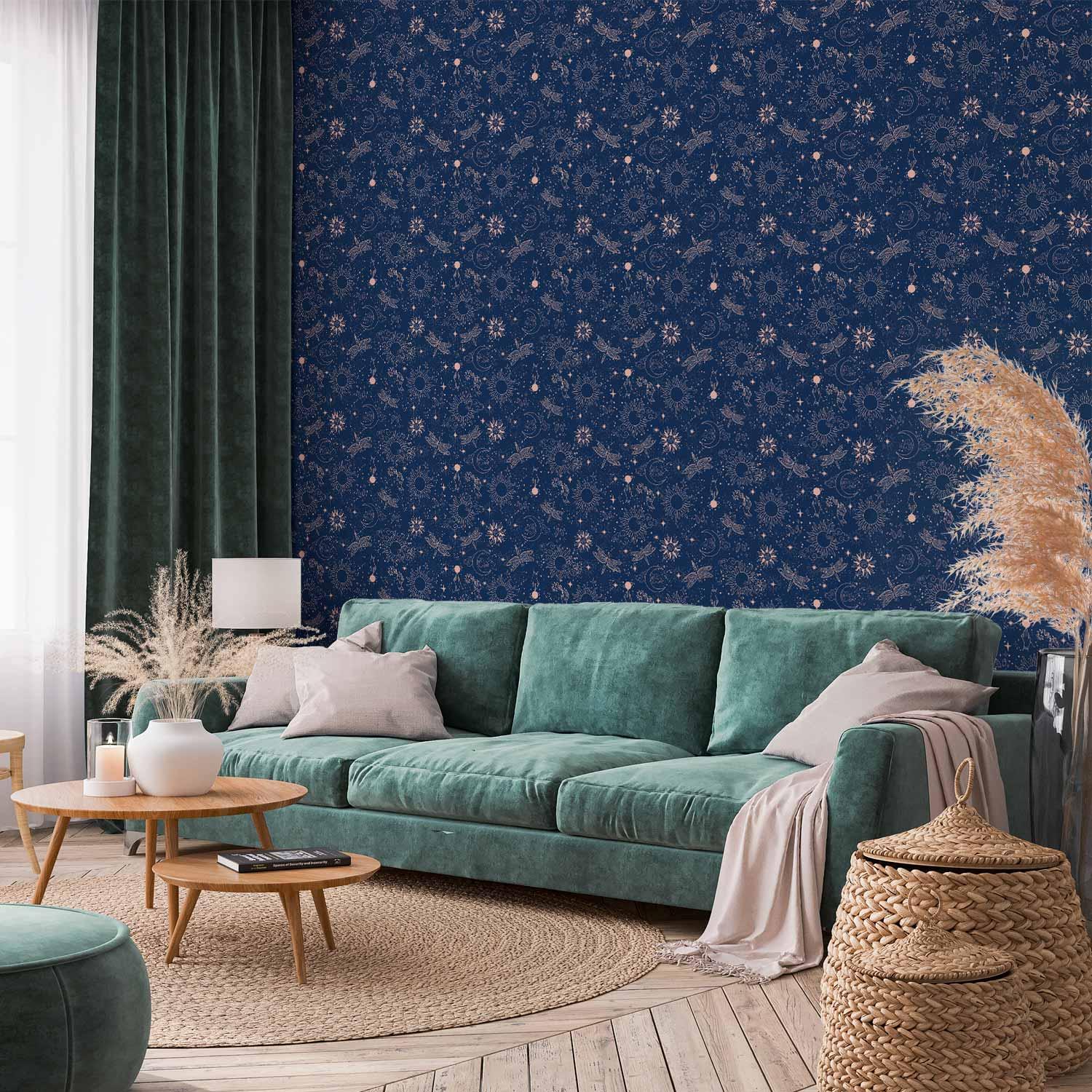Tapet Cosmic Fantasy med sole, måner og guldsmede på mørk baggrund - 50 x 1000 cm - Standard