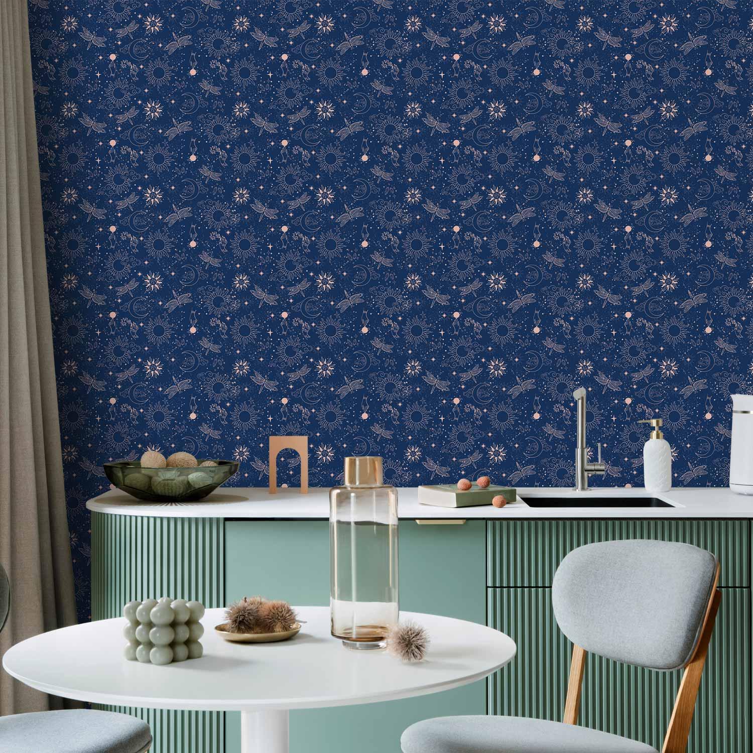 Tapet Cosmic Fantasy med sole, måner og guldsmede på mørk baggrund - 50 x 1000 cm - Vandtæt