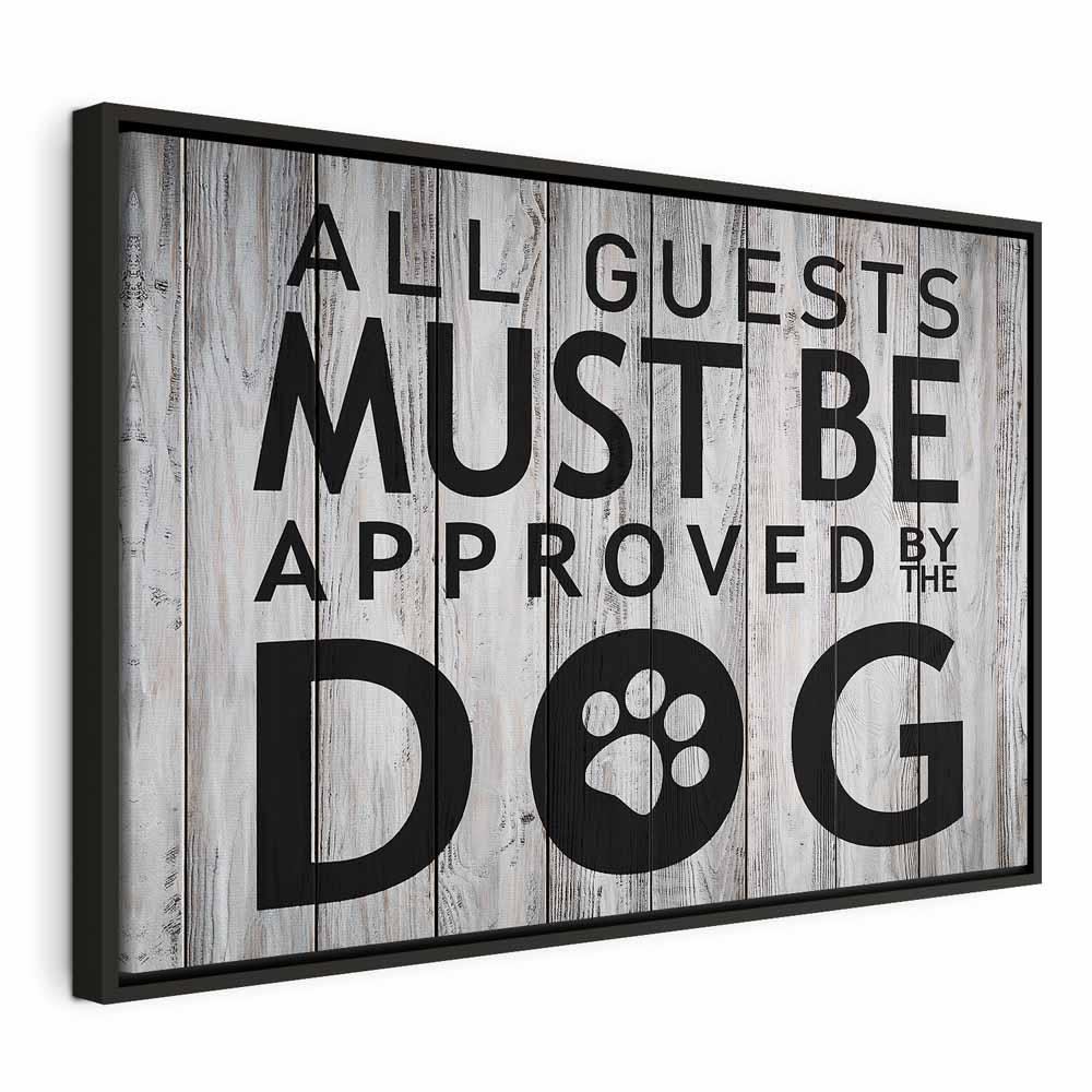 Lærredsbillede med citat - Alle gæster skal godkendes af hunden, bredt format - 60 x 40 cm - I en sort træramme