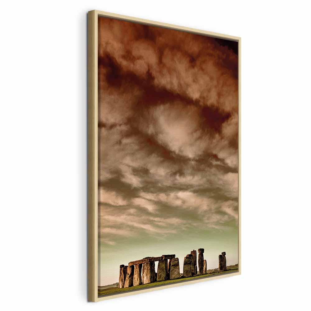 Lærredsbillede Skyer over Stonehenge lodret - 40 x 60 cm - I en naturlig træramme
