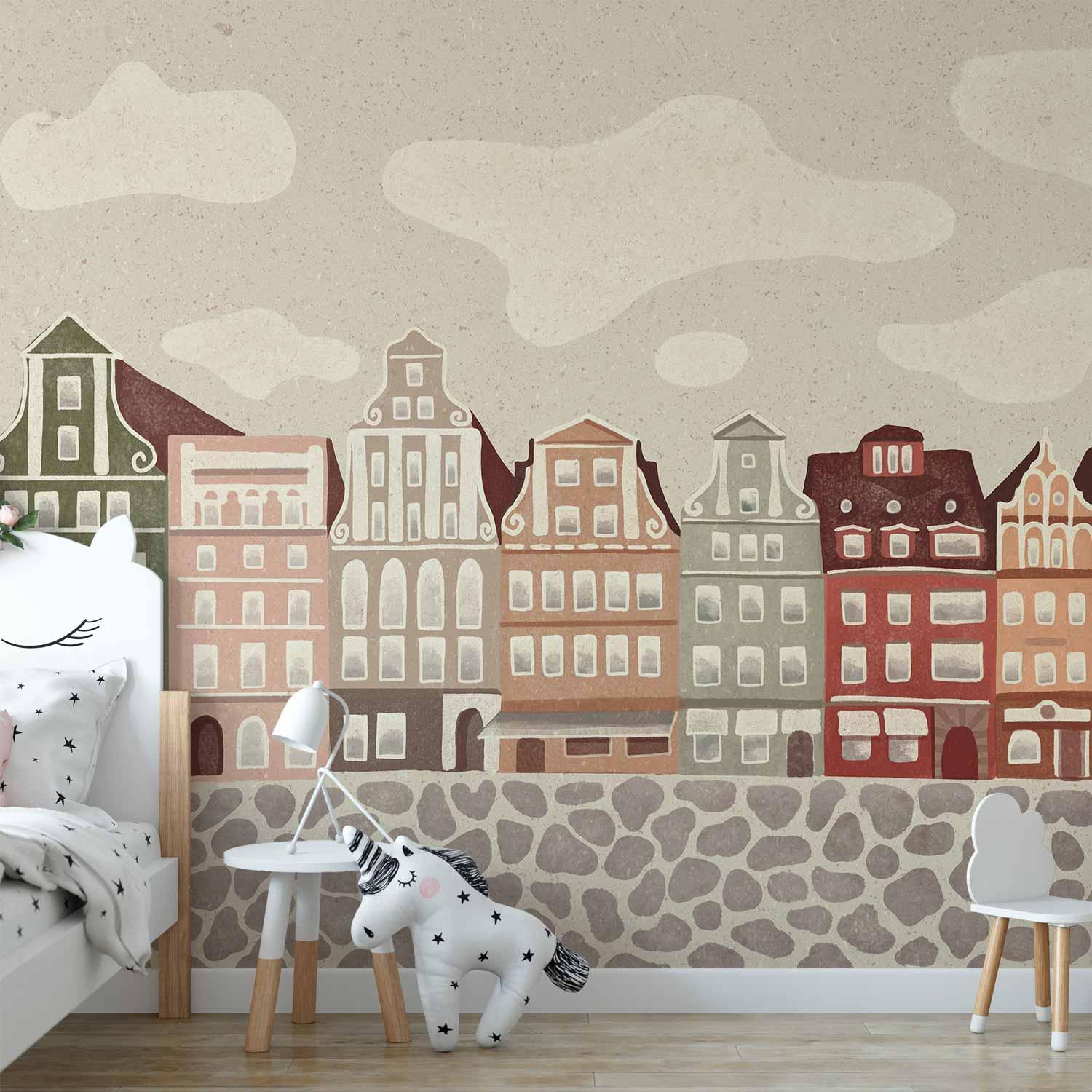Fototapet til børn - farverige byhuse under skyet himmel - 245 x 175 cm - Selvklæbende