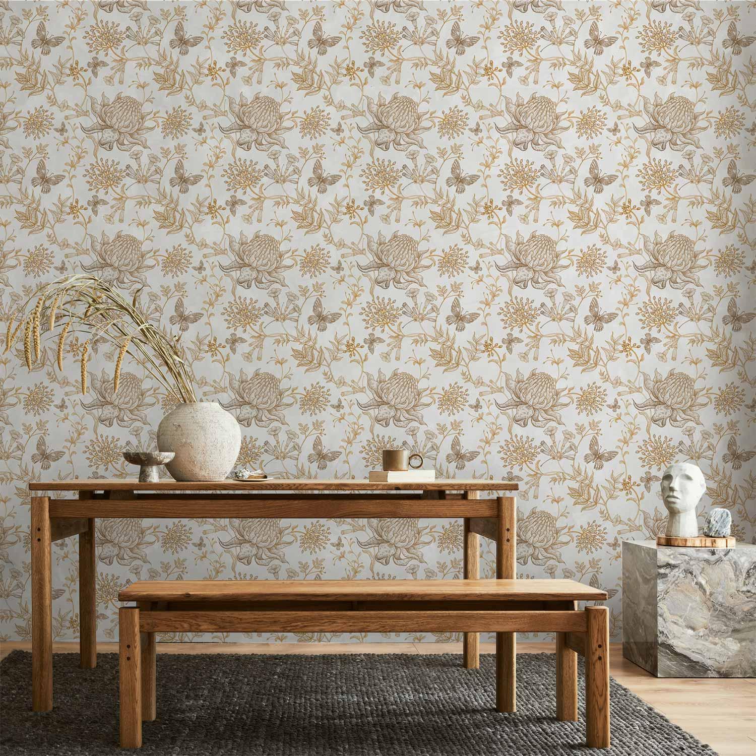 Blomstertapet med beige blomster og sommerfugle på hvid baggrund - 50 x 1000 cm - Vandtæt