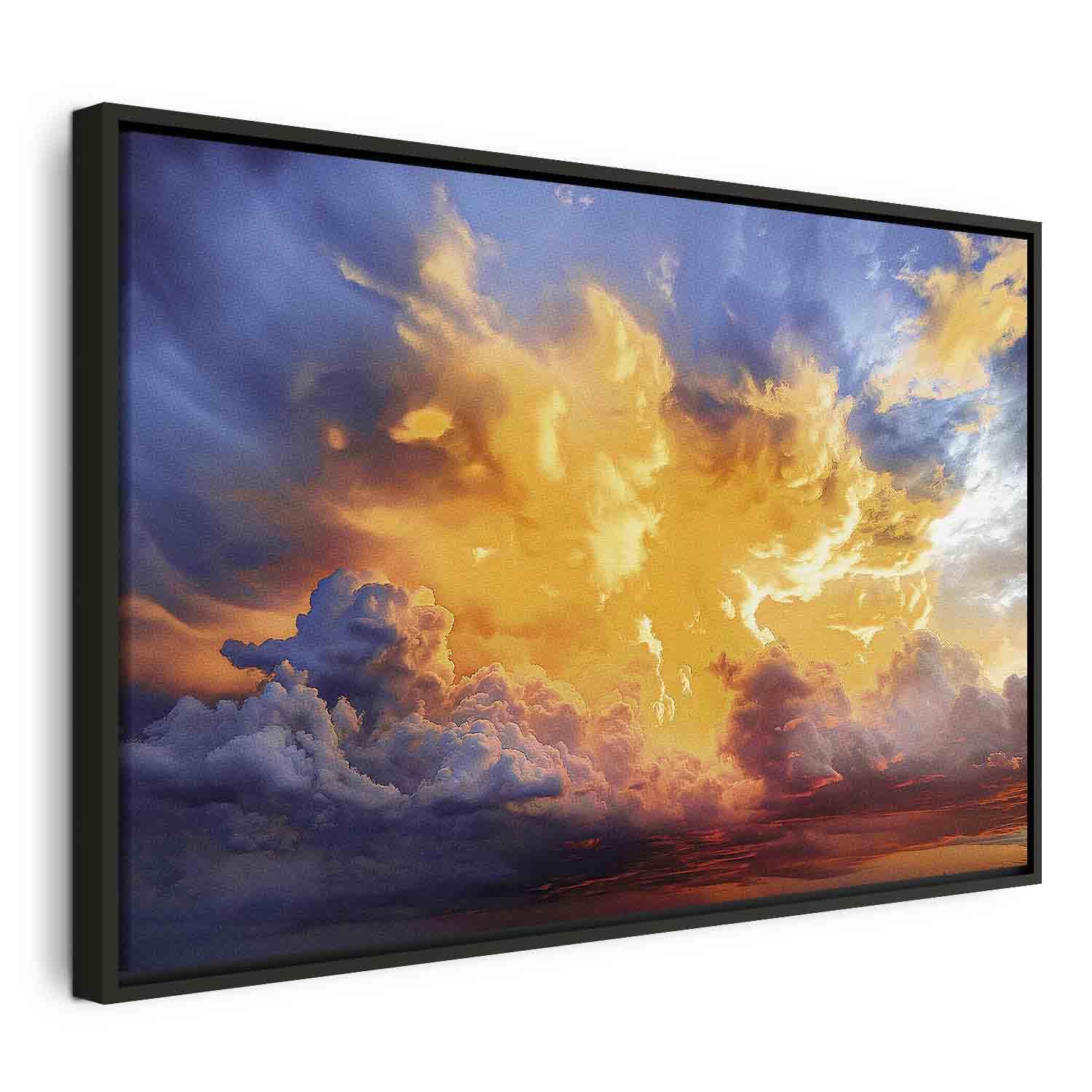 Lærredsbillede Smuk solnedgang med skyer i varme nuancer - 120 x 80 cm - I en sort træramme