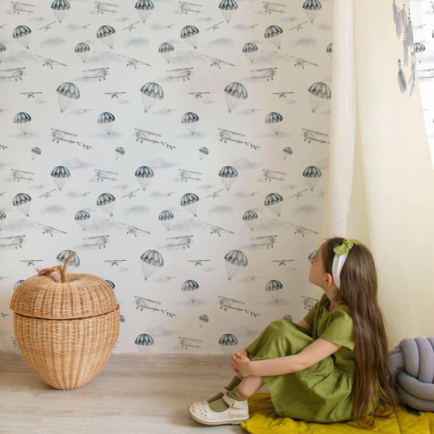 Børnetapet akvarel med fly, faldskærme og skyer - 50 x 1000 cm - Vandtæt