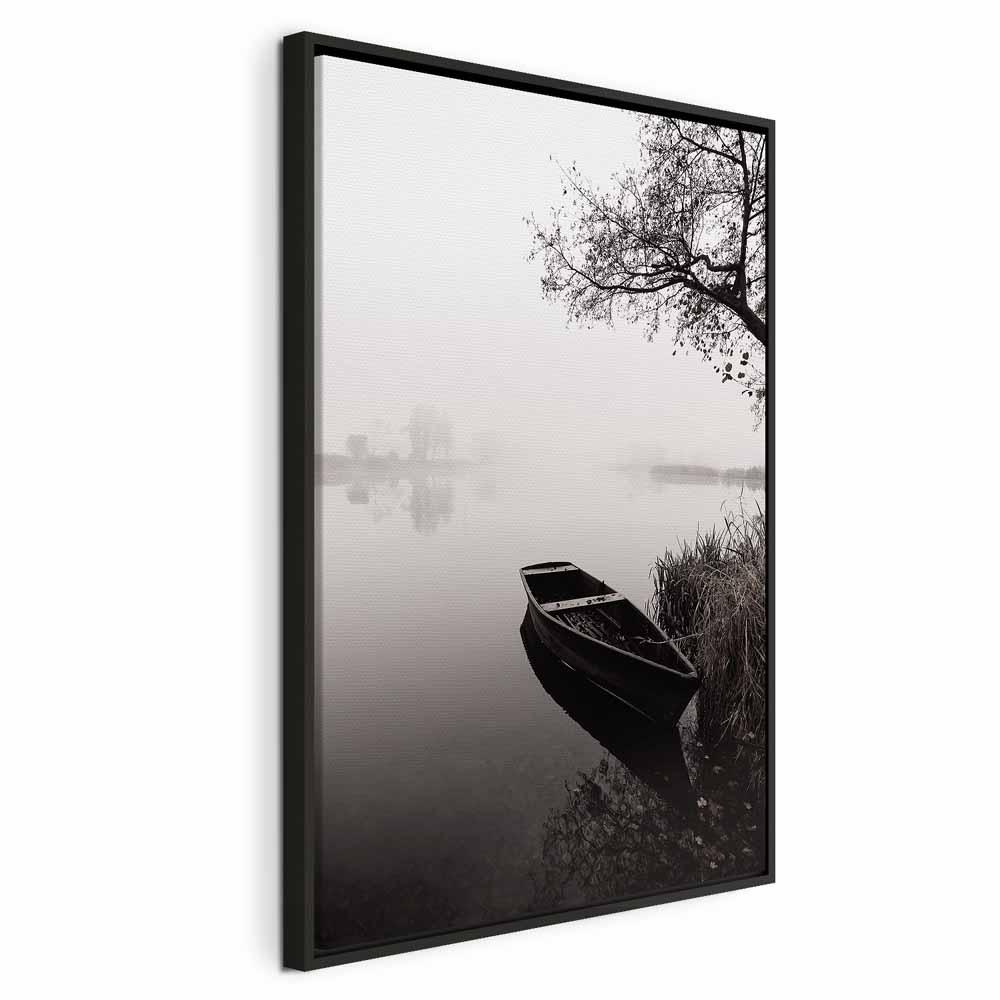 Lærredsbillede Båd ved sø under træ - vertikalt - 40 x 60 cm - I en sort træramme