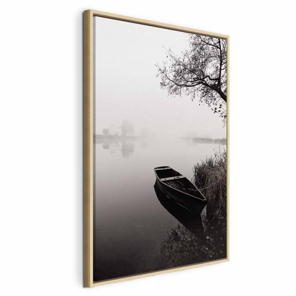 Lærredsbillede Båd ved sø under træ - vertikalt - 40 x 60 cm - I en naturlig træramme