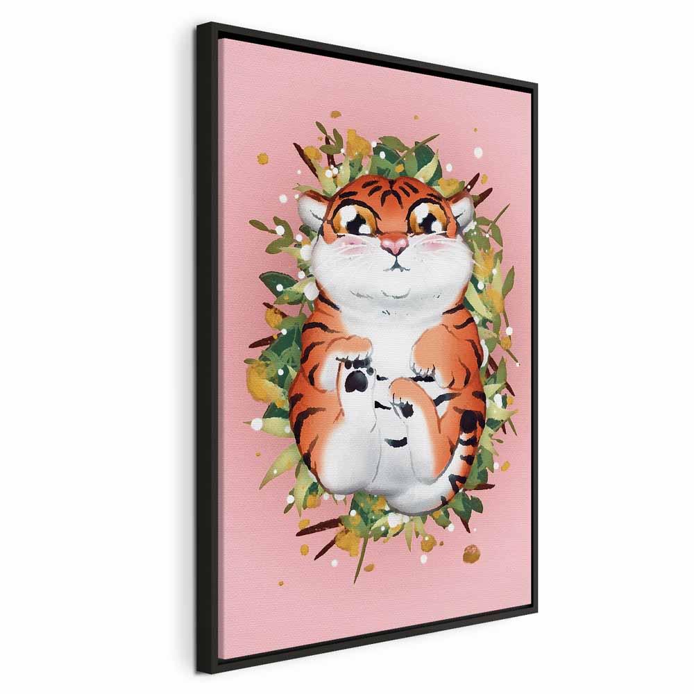 Billede på lærred til børn - Tiger på græsset lodret - 40 x 60 cm - I en sort træramme