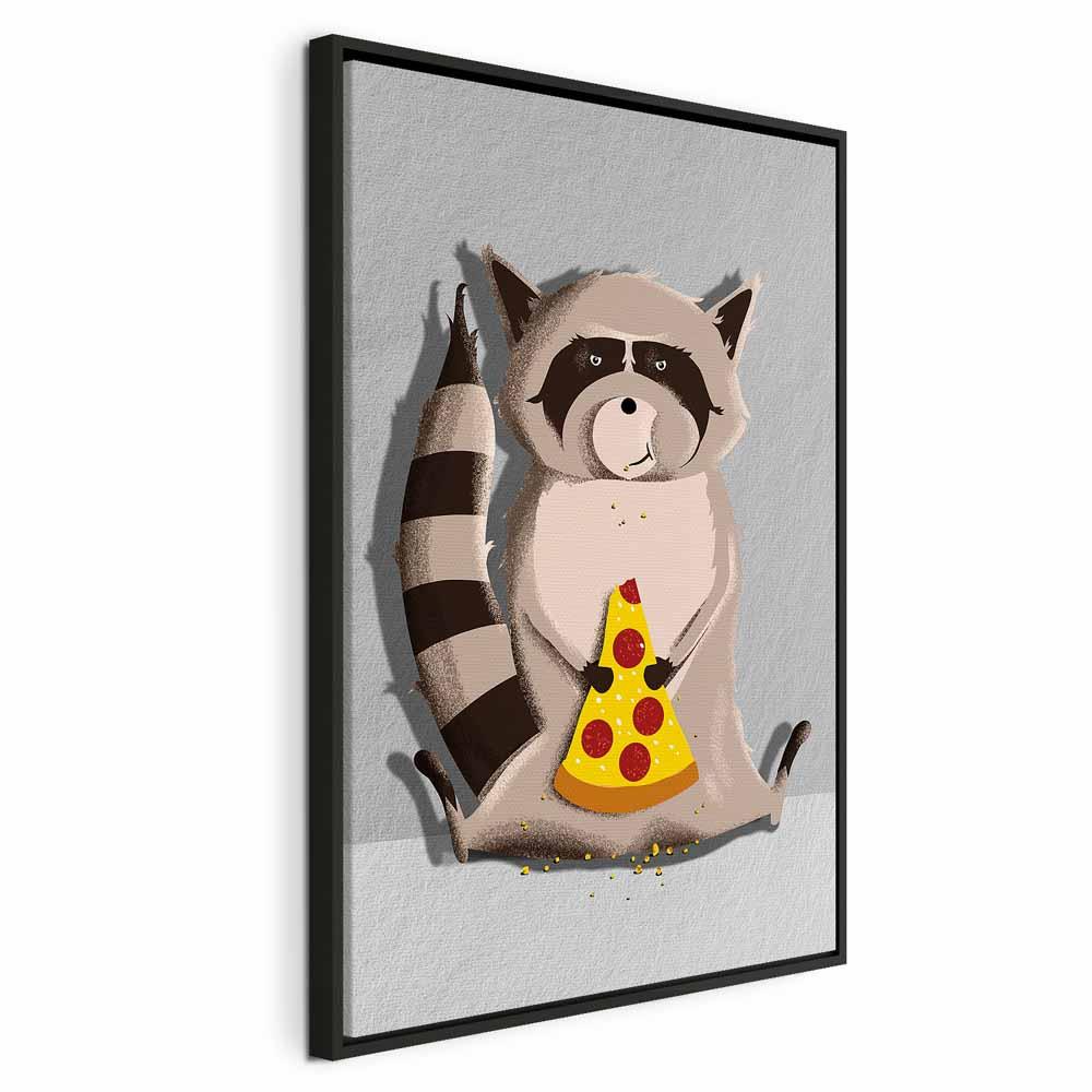 Lærredsbillede til børneværelse - Vaskebjørn med pizza, lodret - 40 x 60 cm - I en sort træramme