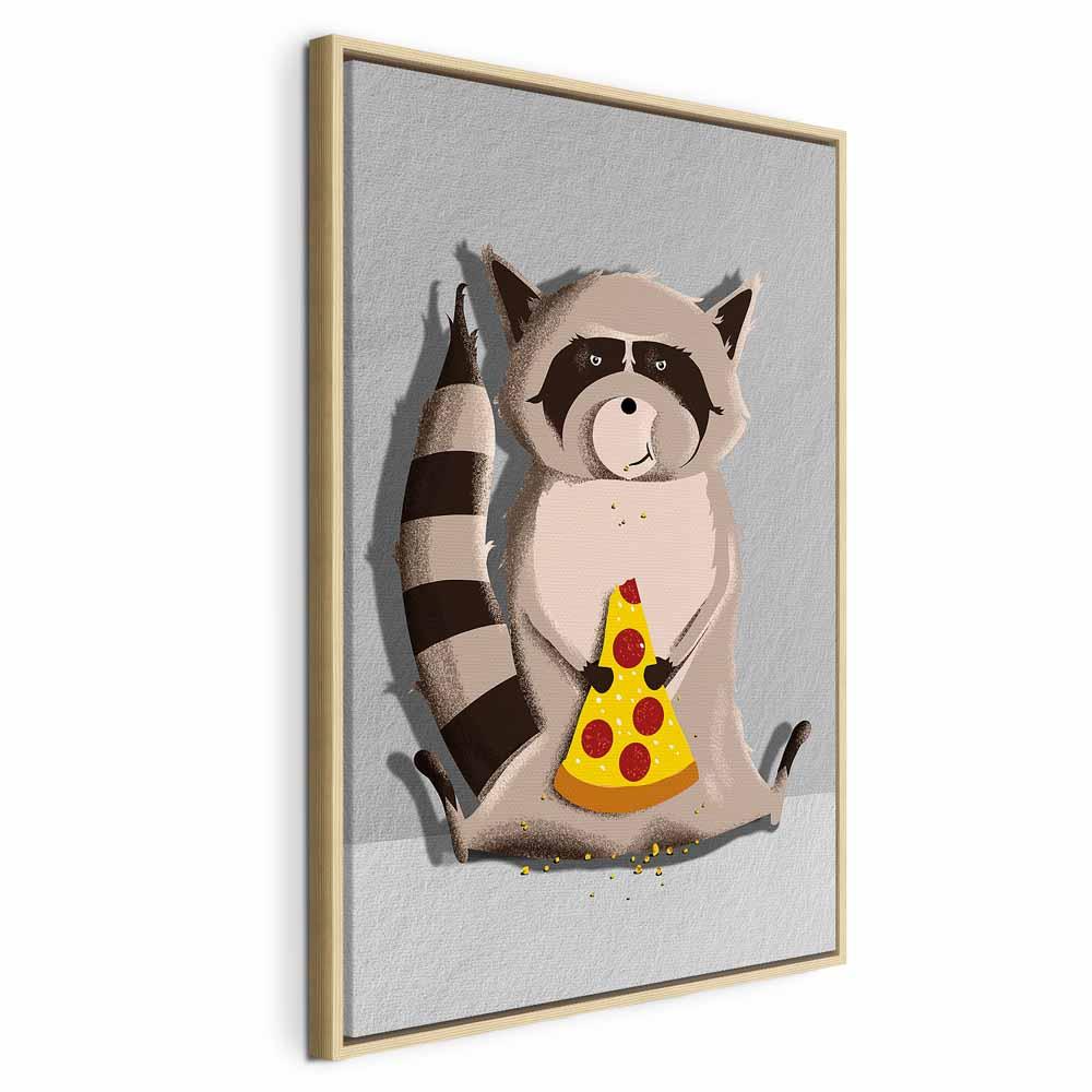 Lærredsbillede til børneværelse - Vaskebjørn med pizza, lodret - 40 x 60 cm - I en naturlig træramme