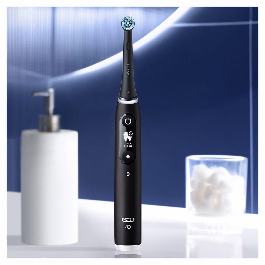 Oral-B iO elektrisk tandbørste til voksne - sort/pink
