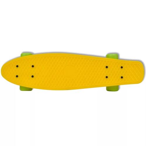 Retro skateboard med gul top og grønne hjul