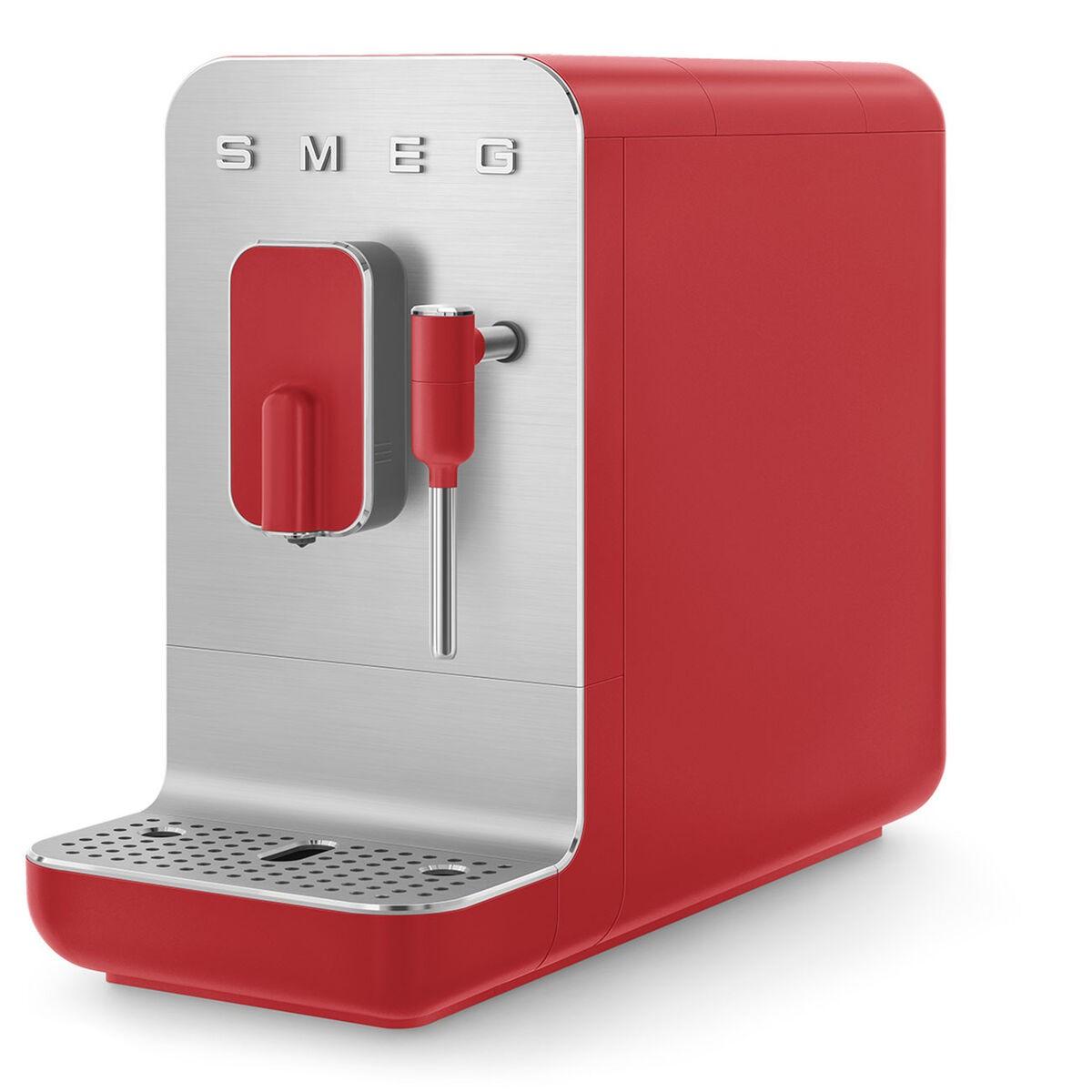 Se Superautomatisk kaffemaskine Smeg BCC02RDMEU Rød 1350 W 1,4 L hos Boligcenter.dk