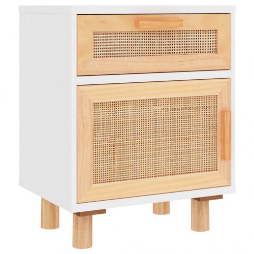 Sengebord i hvid med massivt fyrretræ og naturlig rattan