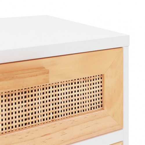 Sengebord i hvid med massivt fyrretræ og naturlig rattan