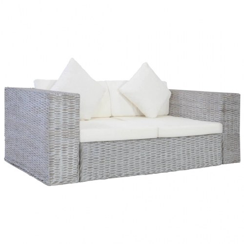 2-personers sofa i naturlig rattan - grå med cremehvide hynder