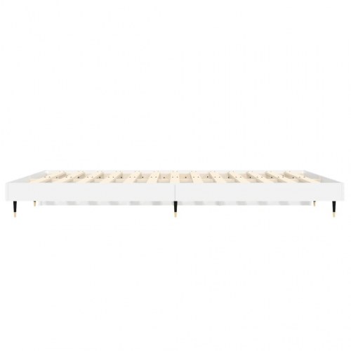 Sengestel 140x190 cm i hvidt konstrueret træ med metalben