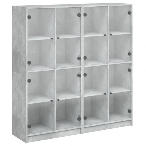 Bogreol med glaslåger - 136×37×142 cm, konstrueret træ, betongrå