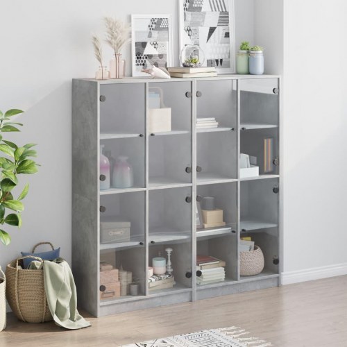Bogreol med glaslåger - 136×37×142 cm, konstrueret træ, betongrå