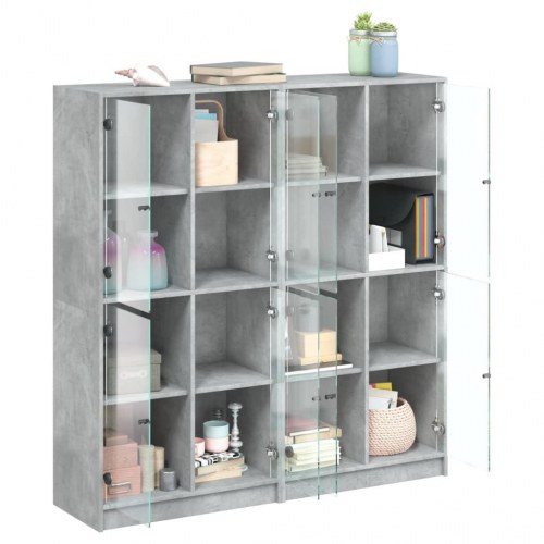Bogreol med glaslåger - 136×37×142 cm, konstrueret træ, betongrå