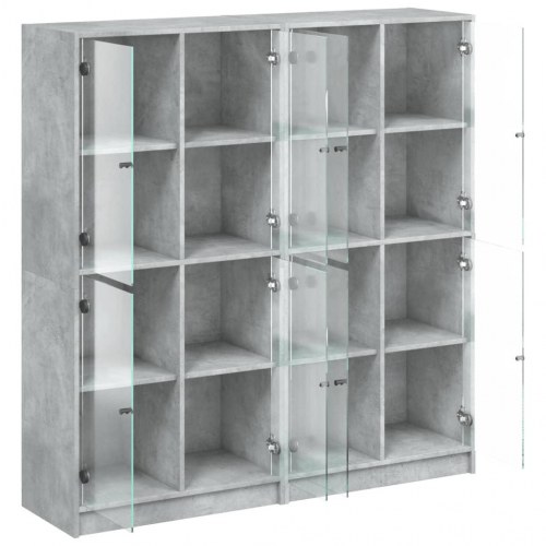 Bogreol med glaslåger - 136×37×142 cm, konstrueret træ, betongrå
