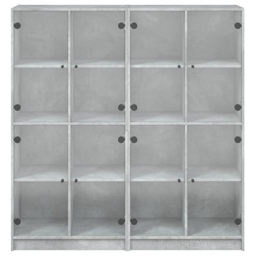 Bogreol med glaslåger - 136×37×142 cm, konstrueret træ, betongrå