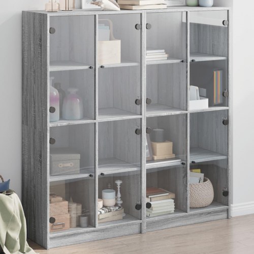 Bogreol med glaslåger - 136×37×142 cm, konstrueret træ, grå sonoma