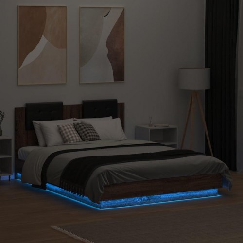 Sengeramme med sengegavl og LED-lys 135 x 190 cm - brun egetræ