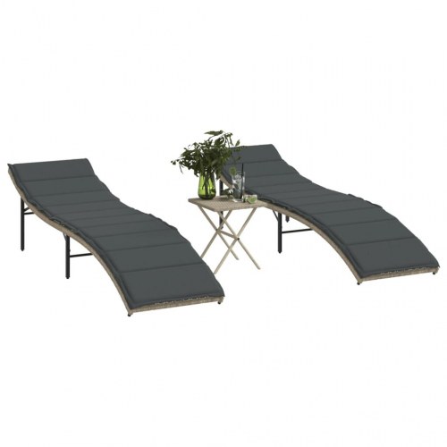 Liggestole 2 stk. med bord i polyrattan - lysegrå