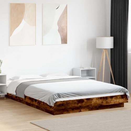 Sengeramme med LED-lys 140x190 cm konstrueret træ røget eg